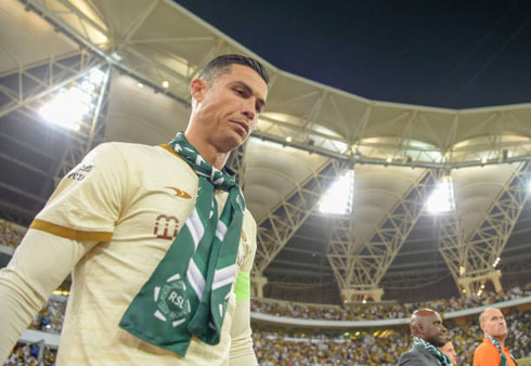 Cristiano Ronaldo steps up onto the pitch wearing Saudi Arabia scarf
