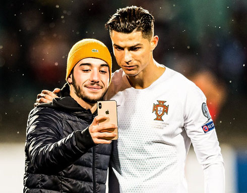 Fan invades the pitch and takes a photo with Ronaldo