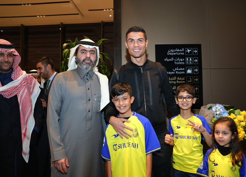Cristiano Ronaldo next to fans in Saudi Arabia