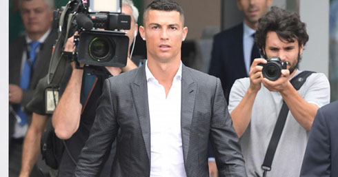 Cristiano Ronaldo getting photographed by reporters