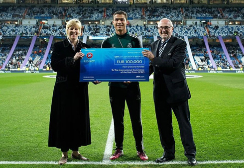 Cristiano Ronaldo holding paycheck for charity