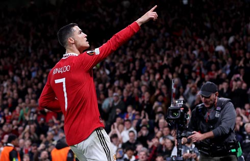 Cristiano Ronaldo scores and dedicates goal to United fans