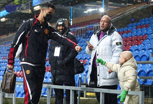Cristiano Ronaldo touching hands with kind with cancer during Covid-19