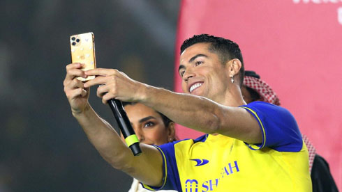 Cristiano Ronaldo taking a selphie in Saudi Arabia in Al Nassr presentation