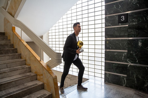 Cristiano Ronaldo arriving at the University with one of his Ballon dOr in his hands