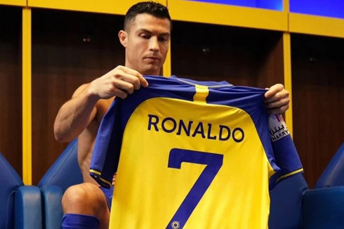 Cristiano Ronaldo holding his new Al Nassr number 7 shirt