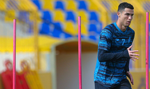 Cristiano Ronaldo doing exercises in Al Nassr training