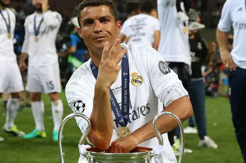 Cristiano Ronaldo posing for the cameras in La Decima