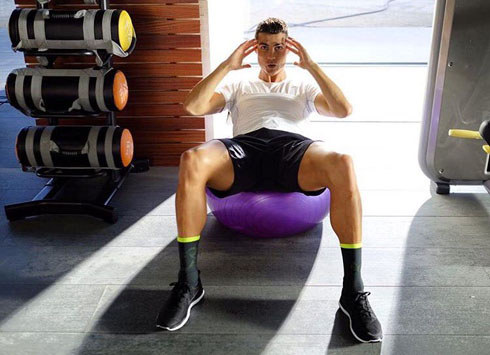 Cristiano Ronaldo doing crunches