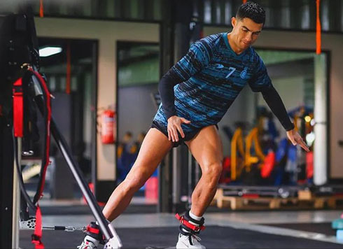 Cristiano Ronaldo mobility exercises in the gym