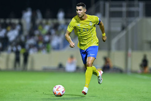 Cristiano Ronaldo carrying Al Nassr in his back