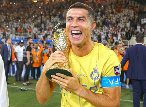 Cristiano Ronaldo carrying his first trophy with Al Nassr