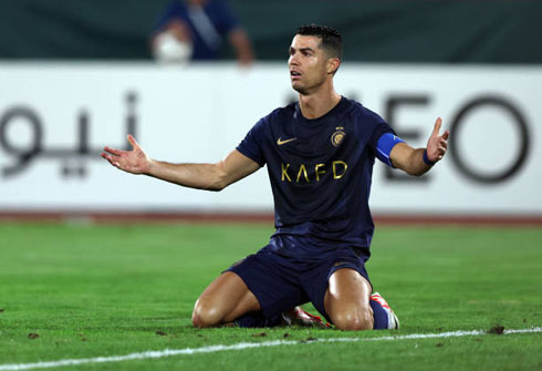 Cristiano Ronaldo down on his knees in Al Nassr game