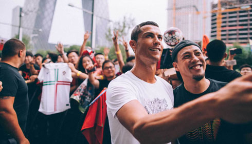Cristiano Ronaldo gathering around fans selfies in China