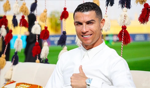Cristiano Ronaldo embracing Arabic cosutmes and habits