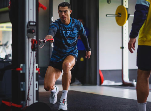 Cristiano Ronaldo improving his strength in indoor training