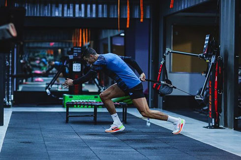 Cristiano Ronaldo sprinting exercises in the gym