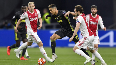 Cristiano Ronaldo surrounded by Ajax defenders