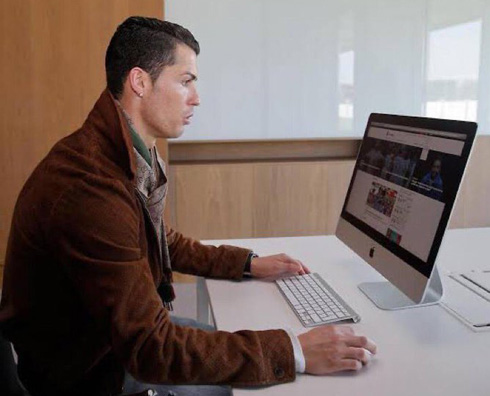 Cristiano Ronaldo using a computer laptop