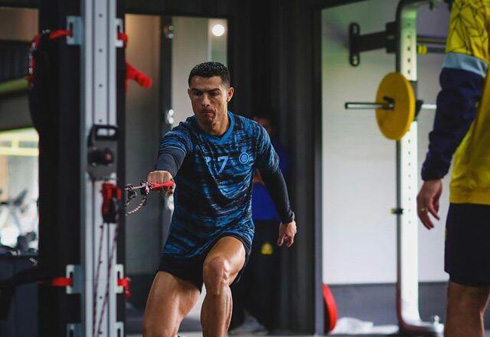 Cristiano Ronaldo exercises in the gym