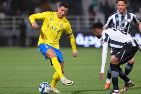 Cristiano Ronaldo dribblig opponents in Saudi Arabia