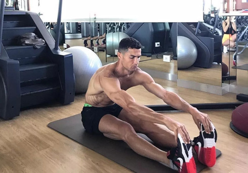Cristiano Ronaldo stretching workout