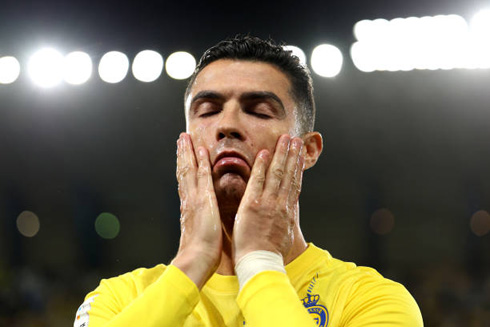 Cristiano Ronaldo cleaning his face at Saudi Arabia