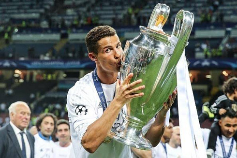 Cristiano Ronaldo kissing the Champions League trophy in Real Madrid