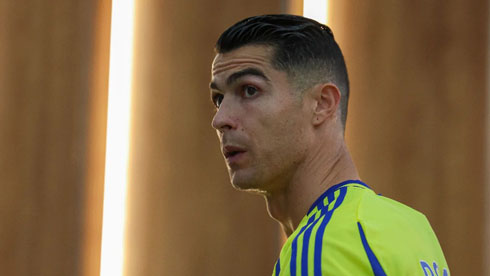 Cristiano Ronaldo looking to his side