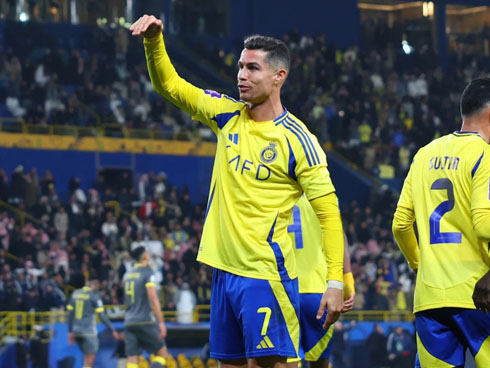 Cristiano Ronaldo making airplane gesture