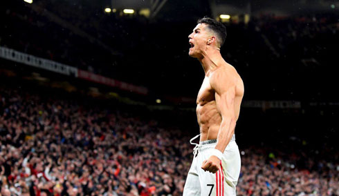 Cristiano Ronaldo takes off his shirt in Man United