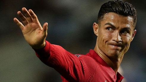 Cristiano Ronaldo raising his hand