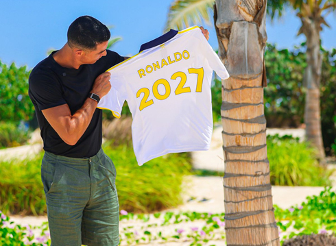 Cristiano Ronaldo holding new Al Nassr 2027 shirt