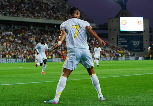 Cristiano Ronaldo showing his back shirt number 7