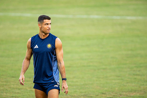 Cristiano Ronaldo no sleeves shirt in training