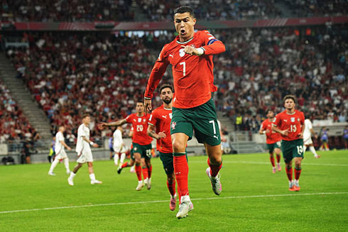 Cristiano Ronaldo running in front of his teammates