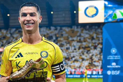Cristiano Ronaldo presenting the Golden Boot for Al Nassr