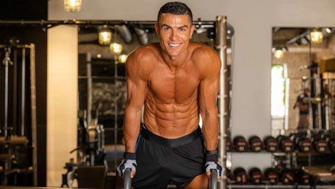 Cristiano Ronaldo doing exercises at the gym