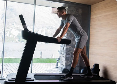 Cristiano Ronaldo running in the treadmill