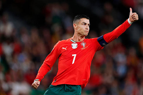 Cristiano Ronaldo thumbs up gesture