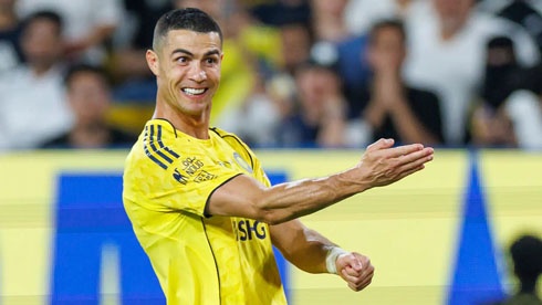 Cristiano Ronaldo passing instructions during match
