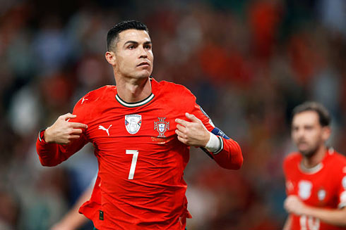 Cristiano Ronaldo pointing to himself