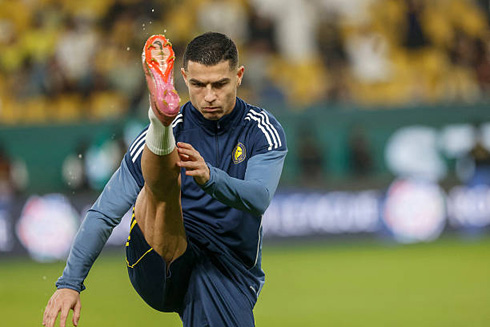 Cristiano Ronaldo stretching warm up