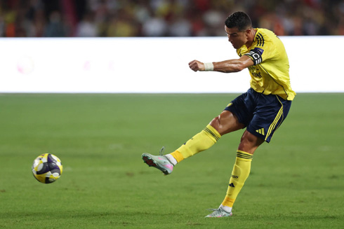 Cristiano Ronaldo leaning his body while shooting