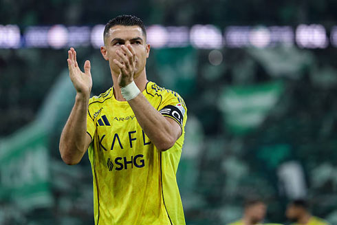 Cristiano Ronaldo applauding fans