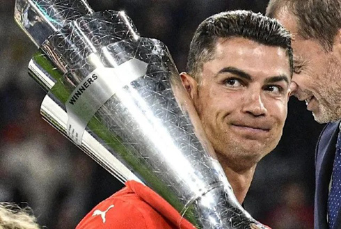Cristiano Ronaldo holding the trophy on his shoulder for Portugal