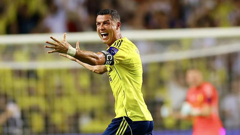Cristiano Ronaldo Al Nassr yellow shirt
