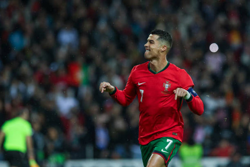 Cristiano Ronaldo pointing his fingers down