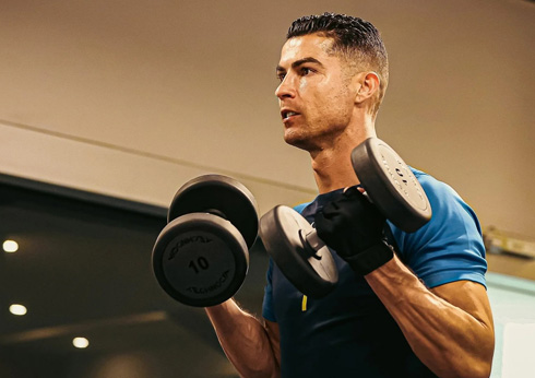 Cristiano Ronaldo doing biceps