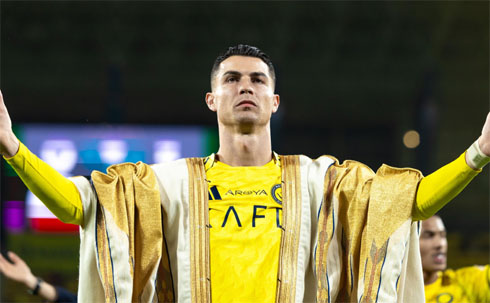 Cristiano Ronaldo covered with Saudi cape